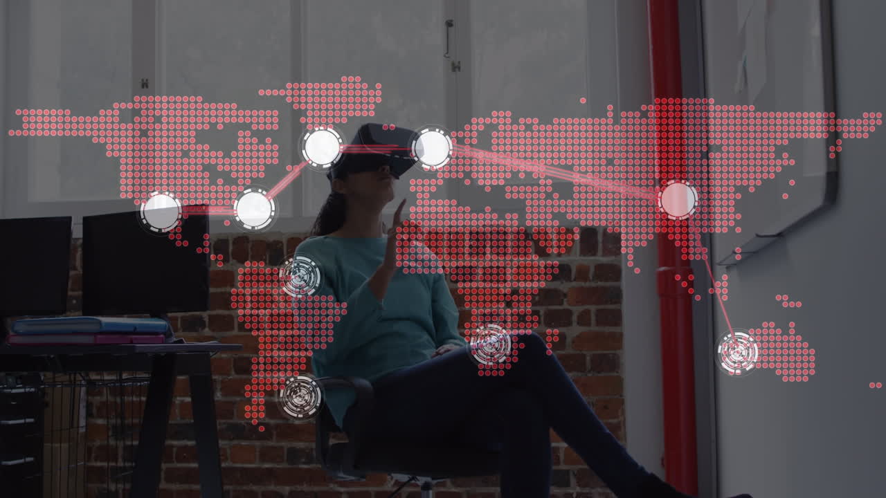 animación del mapa del mundo y puntos sobre mujer de negocios biracial usando auriculares vr