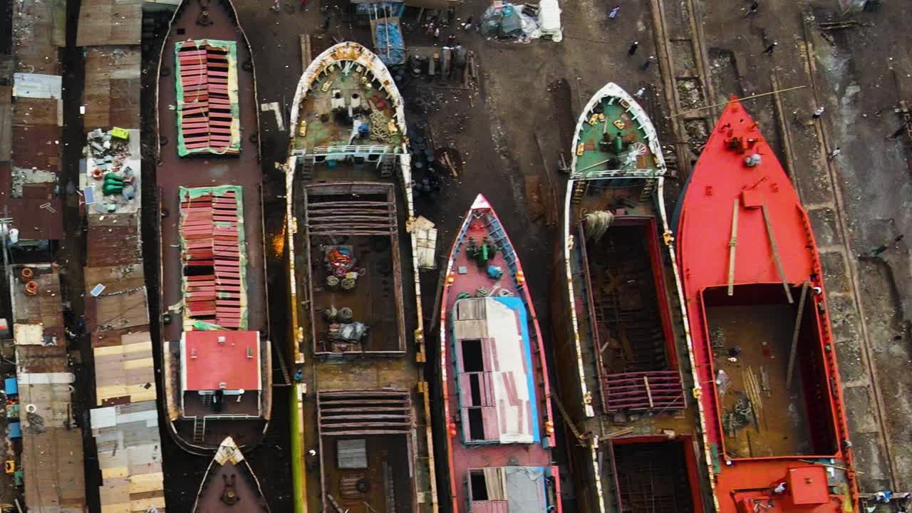 barcos de pesca en un pequeño puerto de bangladesh en el astillero de reparación