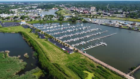 Oasen-Marinas-In-Port-Lorain-Marina-In-Lorain,-Ohio-Am-Eriesee