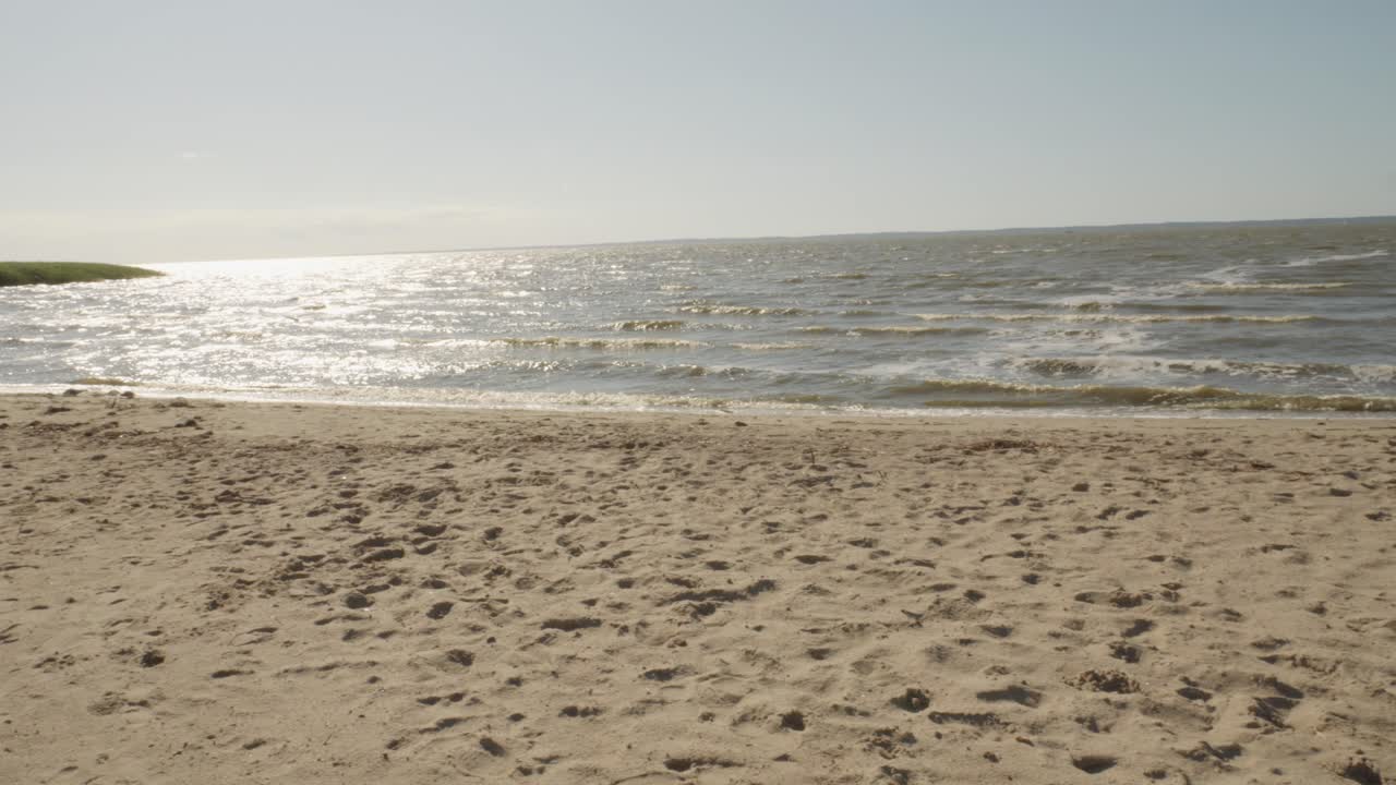 폴란드 북부 프롬보르크(frombork)의 석양 해변의 고요한 풍경 - 패닝 샷