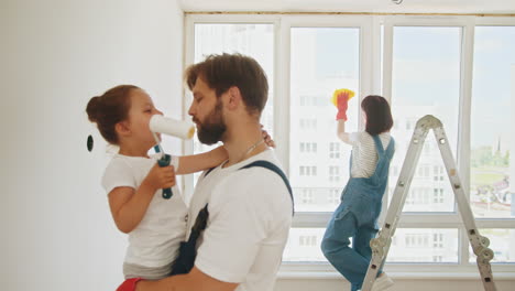 familia renovando su casa
