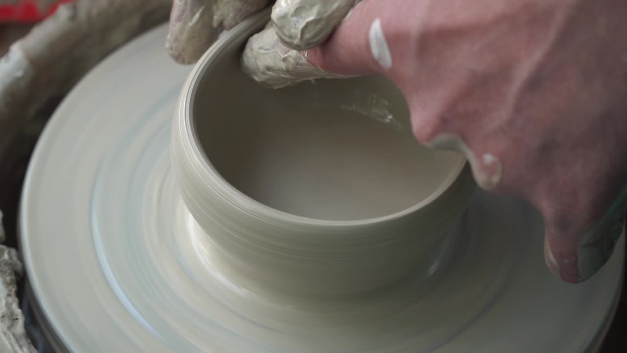 도자기 제작자 손으로 도자기를 제작하는 사람