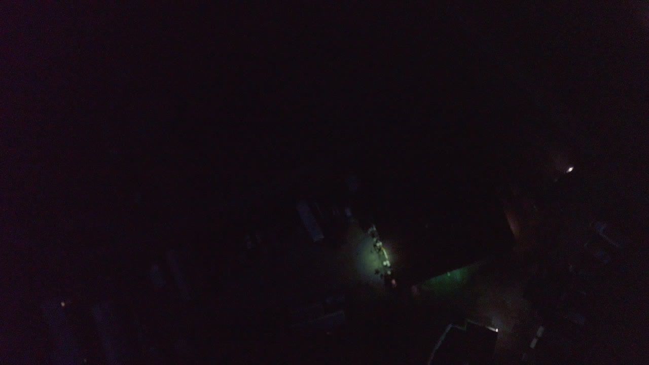 작은 마을 도로의 밤 공중 촬영