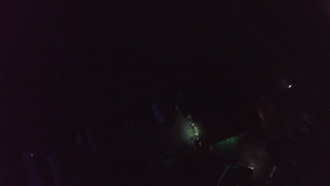 toma aérea nocturna de la carretera de un pequeño pueblo