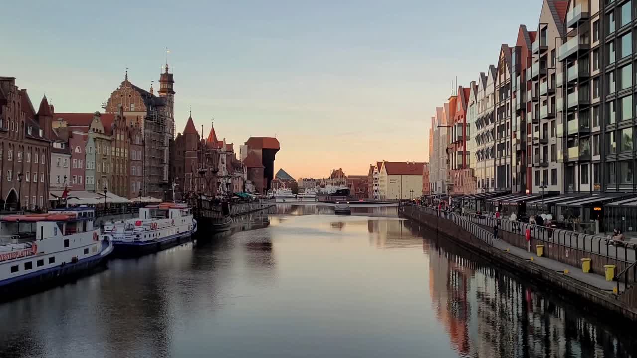 río en el centro de la ciudad de gdansk