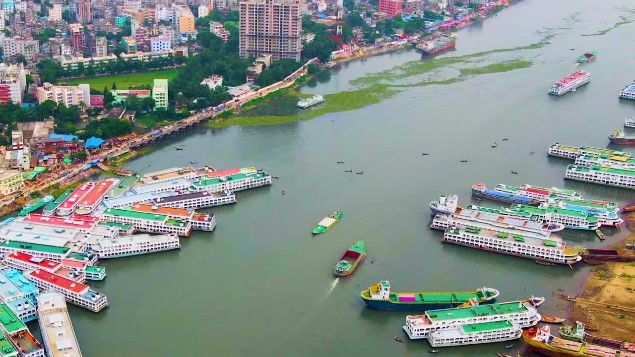 Veduta aerea sul porto fluviale di Buriganga nella vecchia città di Dhaka in Bangladesh - Ripresa con drone