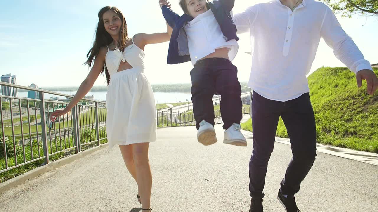 familia feliz corriendo juntos