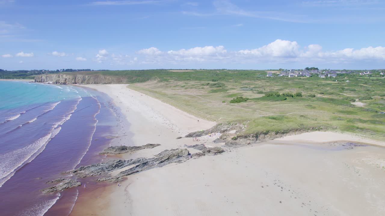 프랑스 브리타니 의 굴리엔 해변 과 서퍼 들 의 조류 시야
