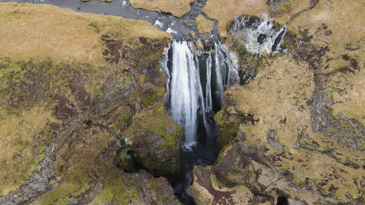 toma aérea de gljufrabui, junto a seljlandsfoss en islandia-3