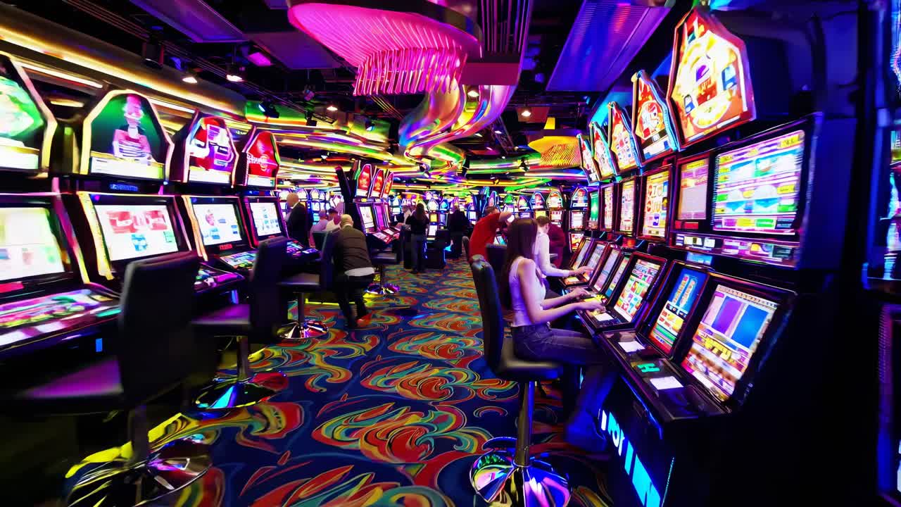 Foto grandangolare di una vivace sala da gioco con persone che giocano alle slot machine
