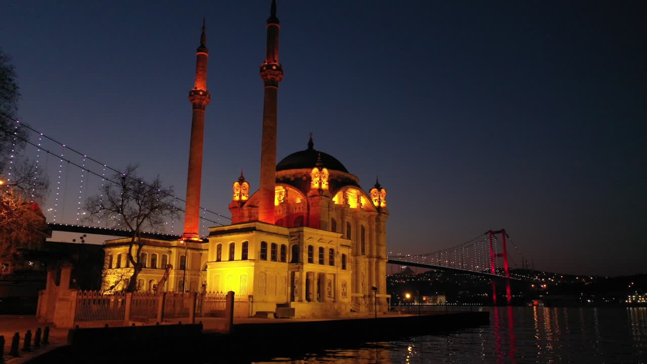 이스탄불의 오르타코이 모스크의 해가 뜨는 드론 영상