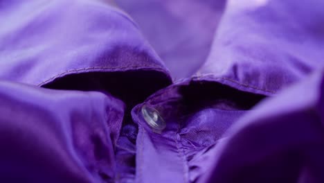 ruffles púrpuras, cuello de primer plano. coser un vestido violeta. sastrería hecha a mano, concepto de ropa profesional. fondo abstracto