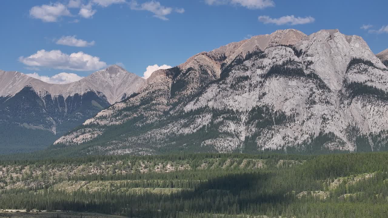vista de aviones no tripulados de picos sin nombre en las montañas rocosas de alberta, canadá