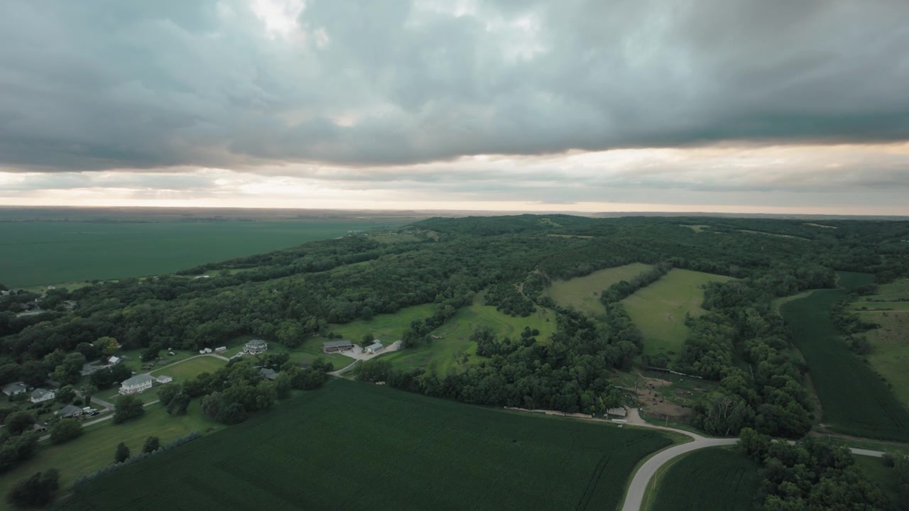 Iowa'nın Loess Tepeleri'nin el değmemiş güzelliğini ve kendine özgü arazisini yakalayan sinematik drone görüntüleri