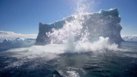 iceberg en el océano ártico