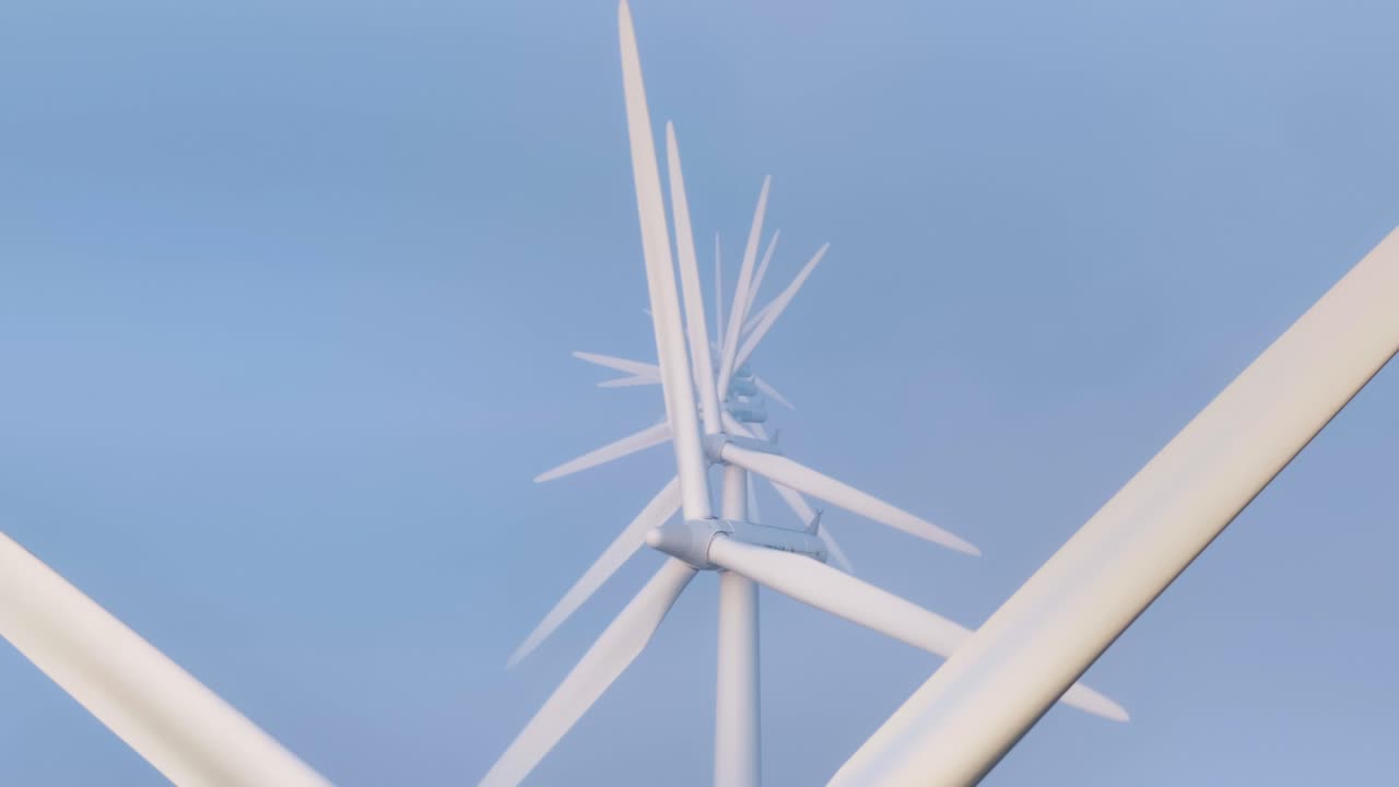 Flyfoto av Bolsward med vindturbin, tåke, soloppgang, som viser dramatisk landlig landskap i Nederland