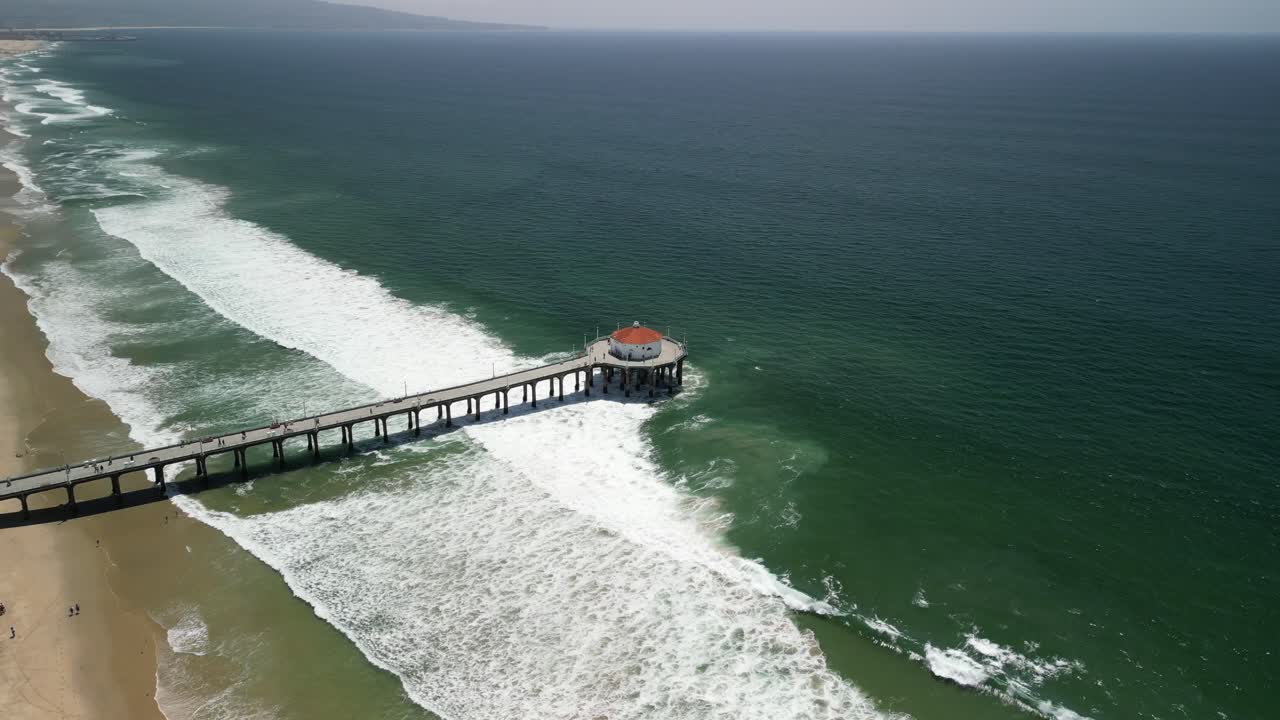 video de avión no tripulado del muelle de la playa de manhattan en los ángeles, california, en un brillante día soleado