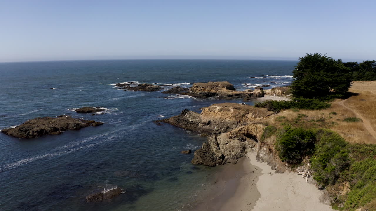 Carrellata aerea in avanti sulle coste rocciose di Sea Ranch, California verso l'oceano