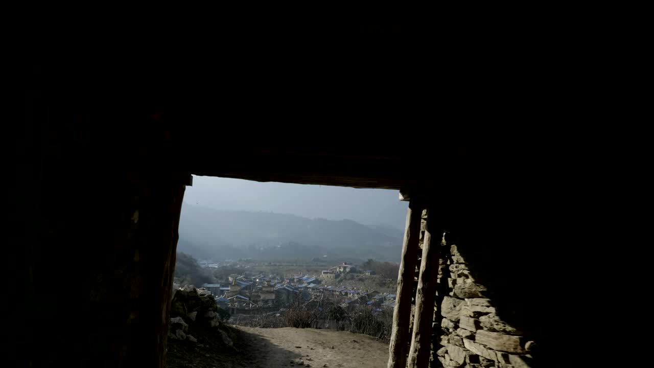 네팔 마을의 출입문인 사마 가온 (sama gaon) 은 산 사이에 있다.