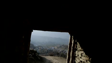 puerta de entrada a la aldea nepalí sama gaon entre las montañas.