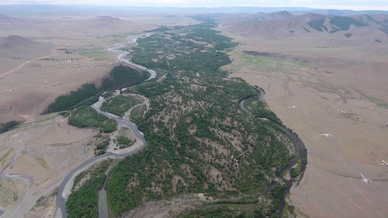 Moğolistan'da yüksek irtifada bulutlu bir günde bir nehrin havadan drone çekimi.