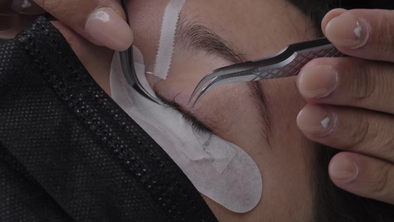 cerrar la colocación de las pestañas falsas en el ojo