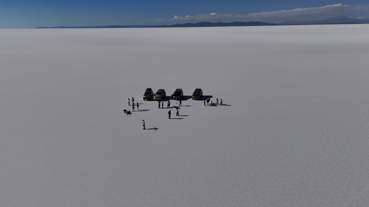 salar de uyuni에서 자동차와 사람들이 볼리비아 남미 사막 소금 평평한 풍경 공중 드론 뷰 산