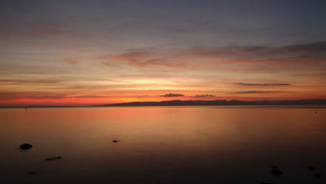 Romántica-Puesta-De-Sol-Naranja-Junto-Al-Mar