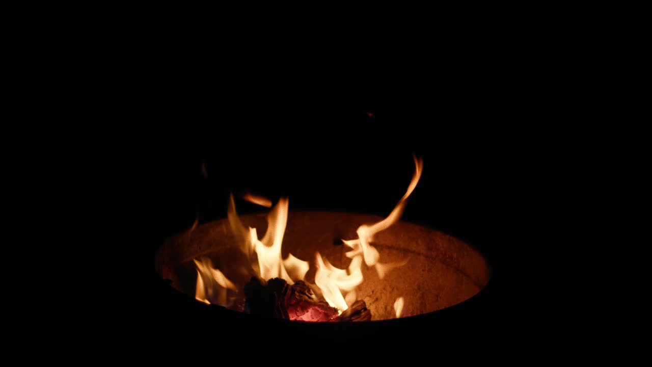 딱딱거리는 불이 뛰어오르고 타오르는 불씨