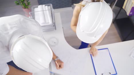 la ingeniera mejora el proyecto de dibujo.