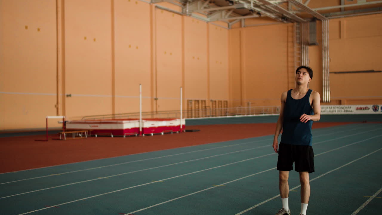 joven corriendo en el interior