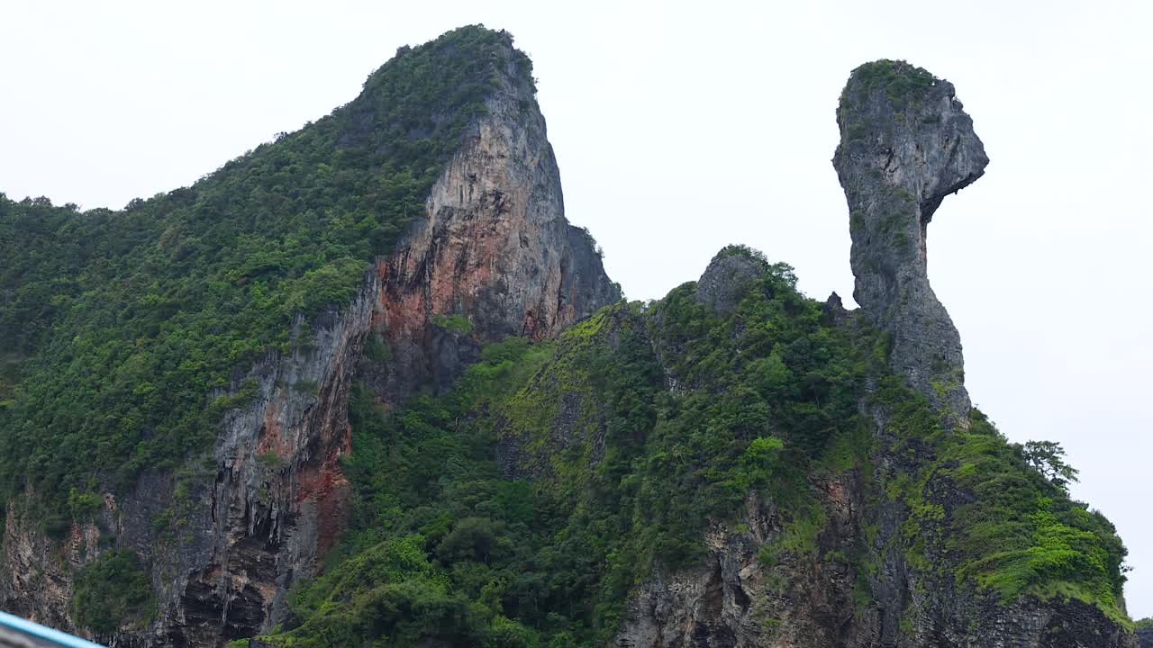 vista panorámica de la isla de los pollos desde un barco en krabi, tailandia