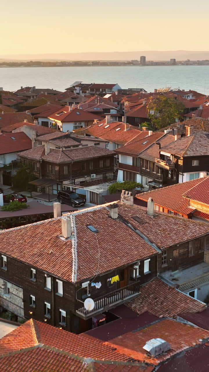 Vista aerea da drone della città vecchia di Nessebar, Bulgaria, al tramonto. Verticale