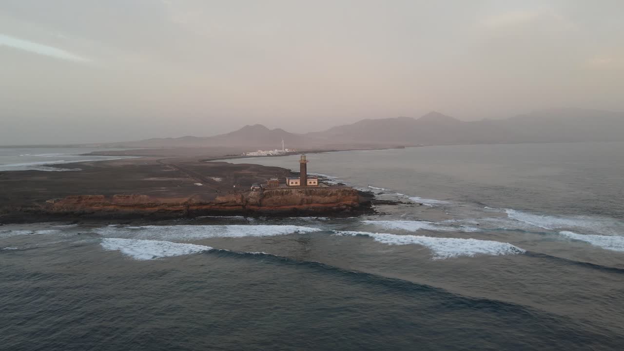 공중 촬영은 절벽 위에 서 있는 등대의 우아함을 보여줍니다. 시대를 초월하고 매혹적인 해안의 아름다움은 휴식과 반성의 순간을 제공합니다.