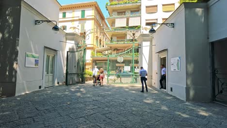 personas caminando a través de una entrada cerrada en nápoles