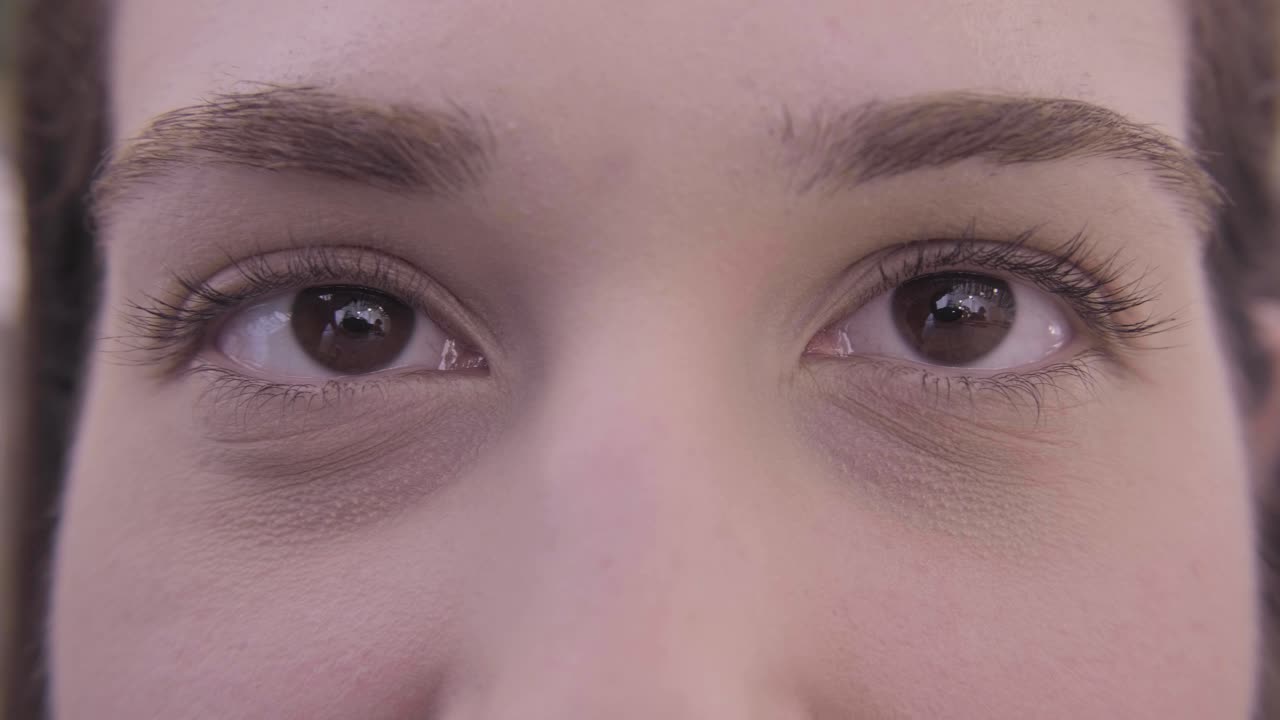 극단적인 갈색 눈의 클로즈업