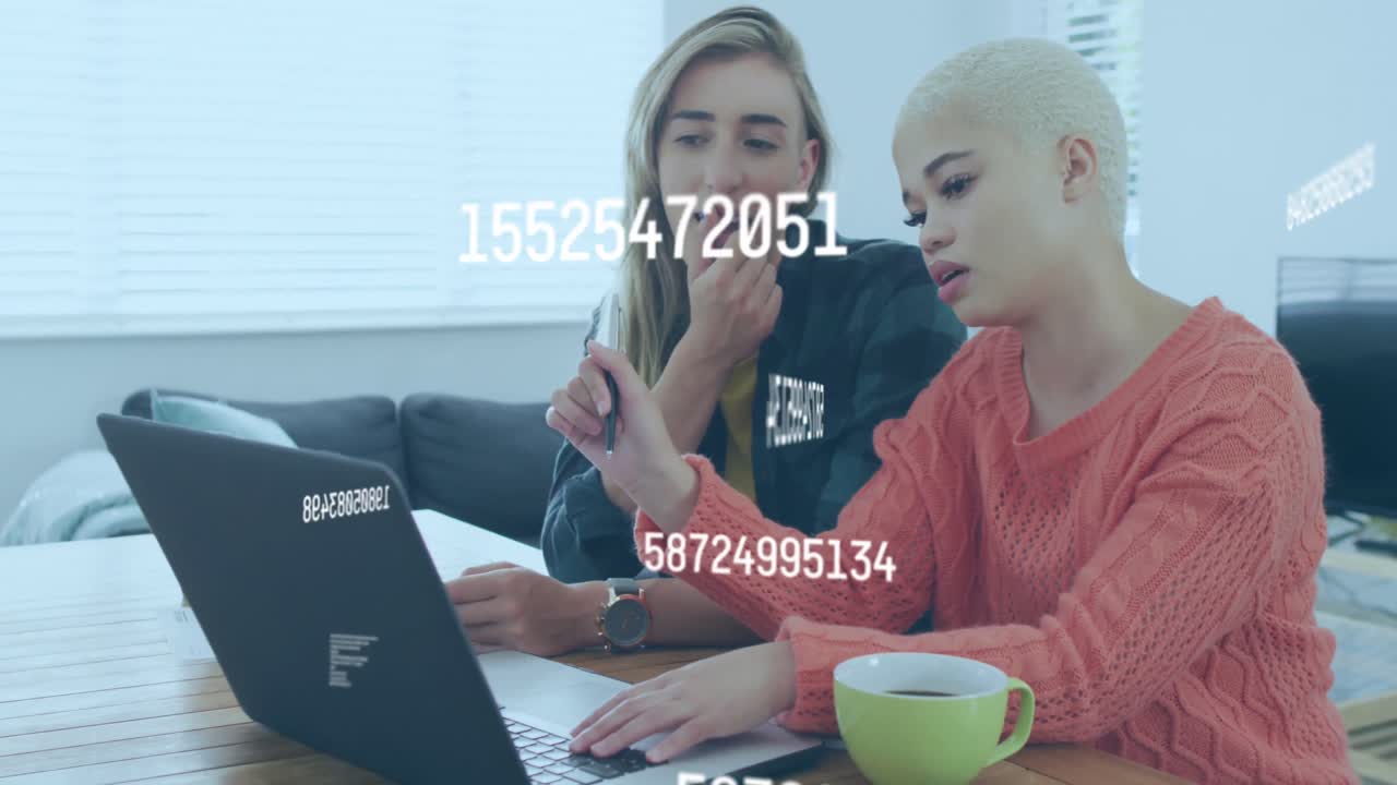 анимация обработки данных над разнообразной женской парой с помощью ноутбука