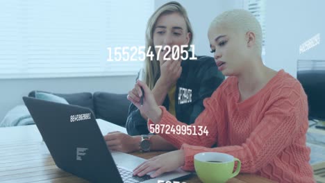 animación del procesamiento de datos sobre una pareja de mujeres diversas utilizando una computadora portátil