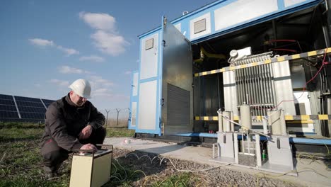 ejecución de trabajos de medición eléctrica en el transformador de potencia