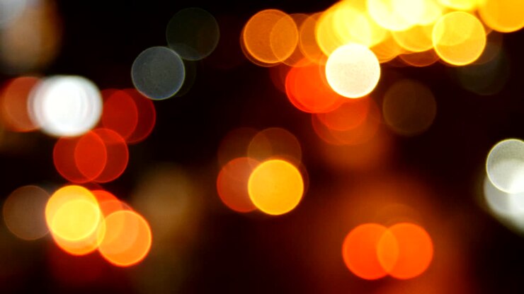 Bellissimo sfondo bokeh su scuro, luci sfocate durante la notte.