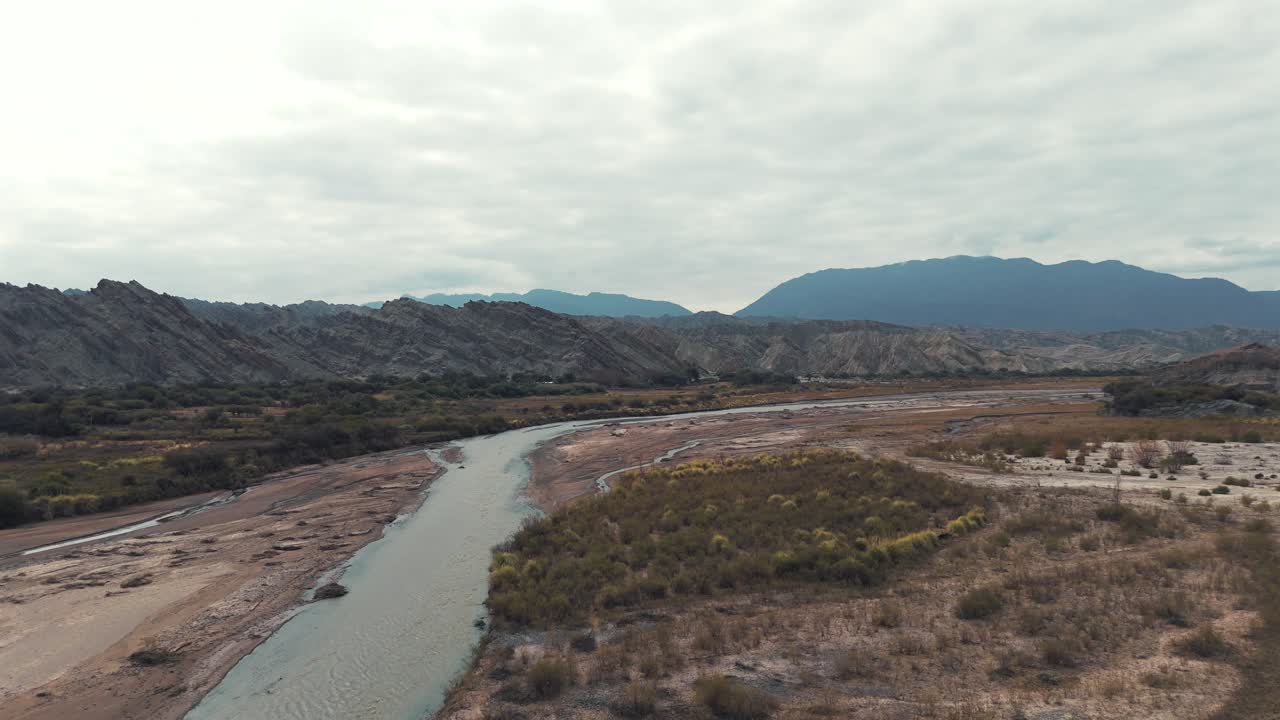 imagen aérea avanzando sobre el río cachalquí cerca de cafayate, argentina