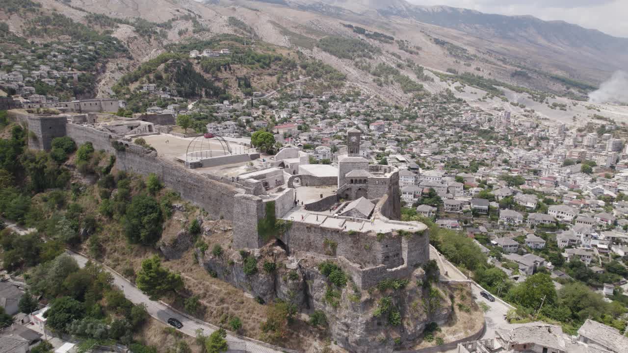 panorámica aérea del castillo de gjirokastra sobre la ciudad vieja, albania del sur