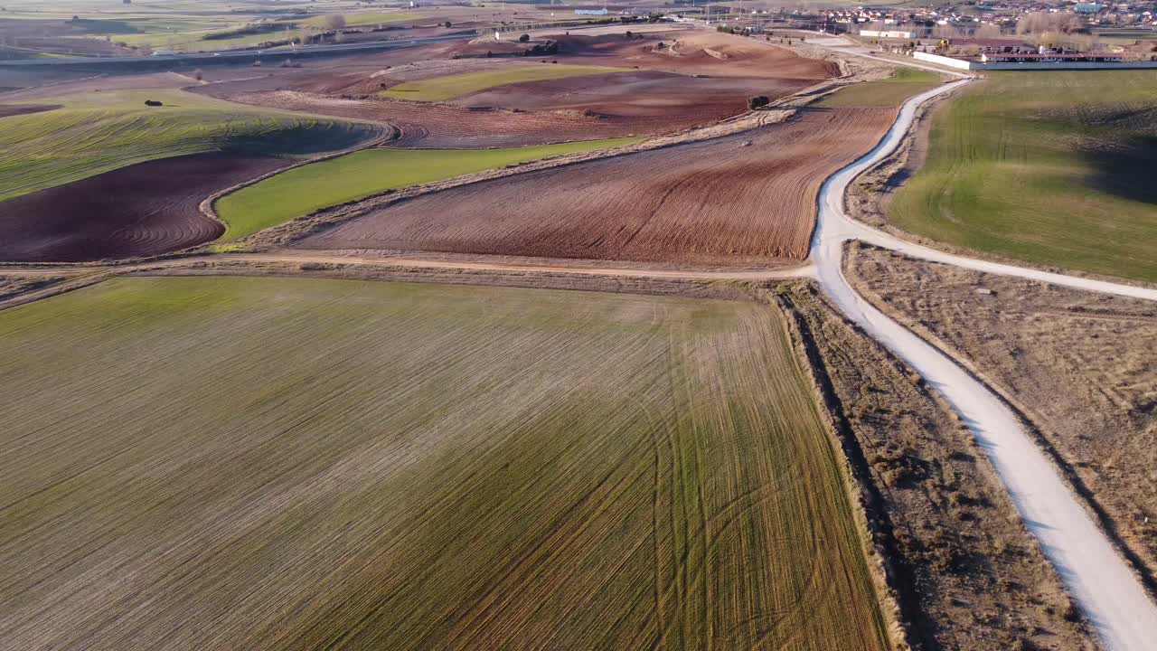 plantaciones agrícolas y casas rurales en el campo