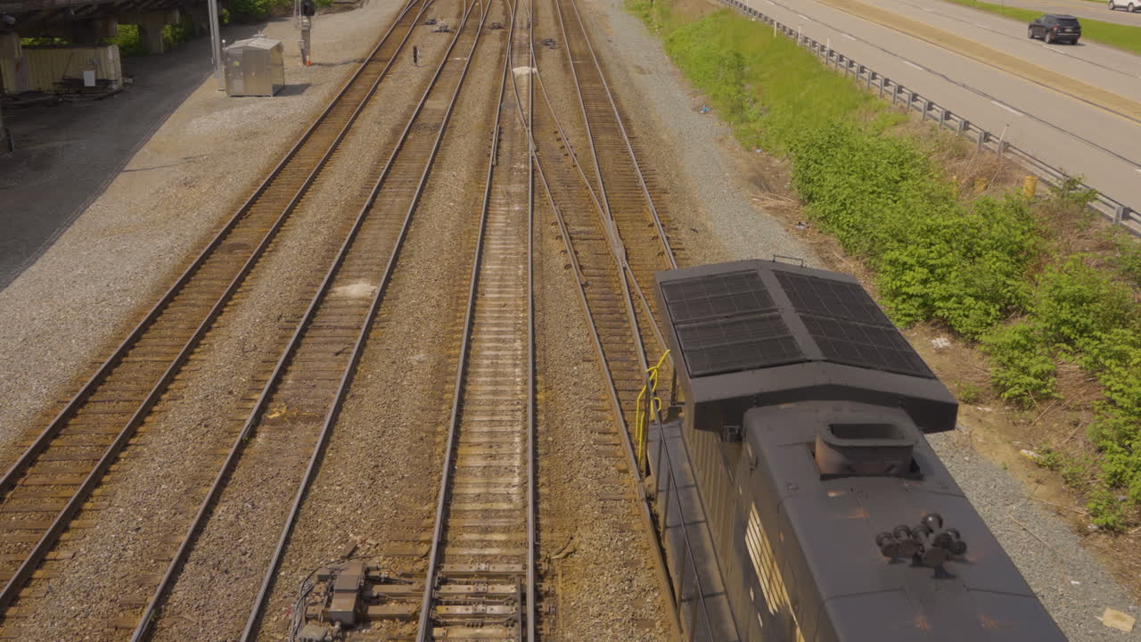 철도 교차로에서 철도로 들어가는 열차의 상공 풍경