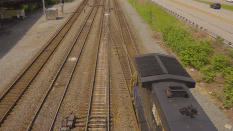 vista aérea de un tren entrando en las vías en una intersección ferroviaria