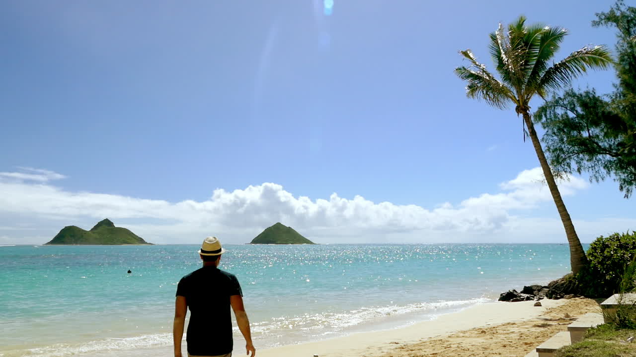 열대 해변 에서 고 있는 남자