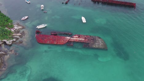 bermuda drone shot de un naufragio oxidado en las aguas turquesas poco profundas de la bahía de stowell