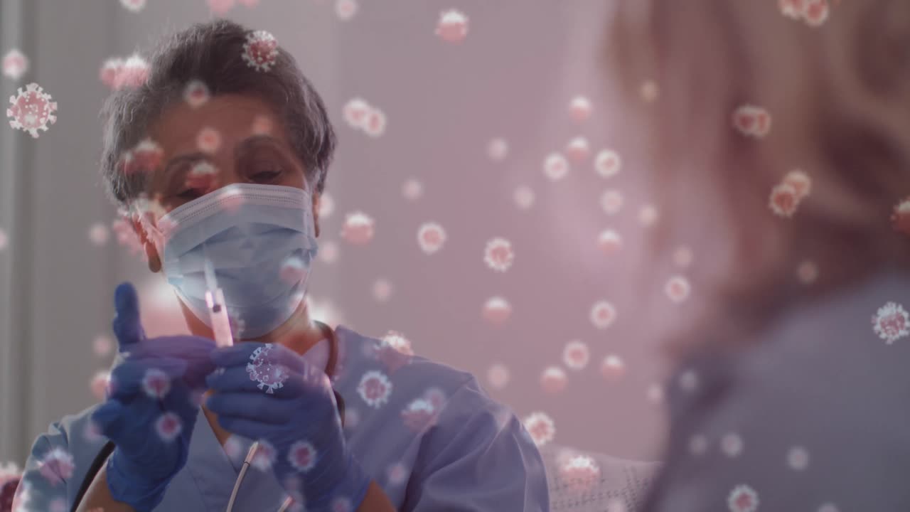 Animación de células de COVID-19 sobre una enfermera preparando la vacunación llevando mascarilla