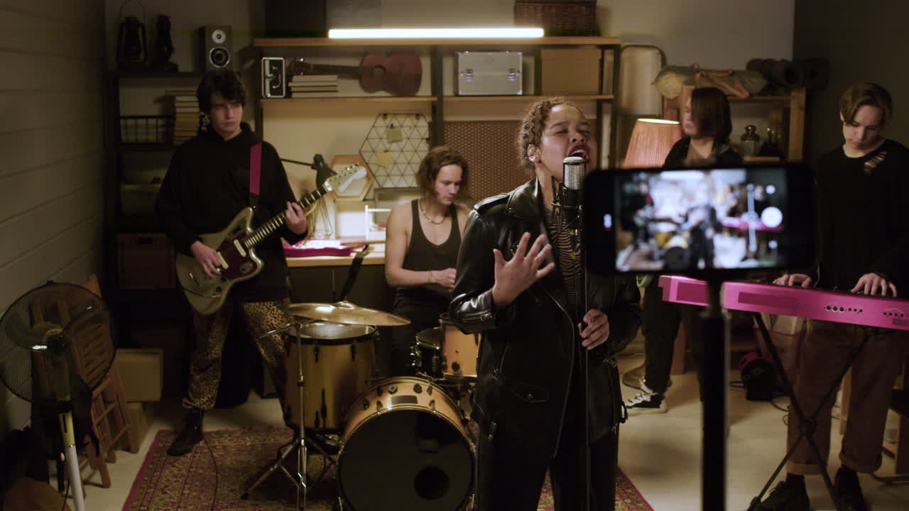 스튜디오에서 스마트폰 녹음 음악 그룹