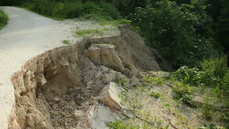 la carretera municipal se derrumbó debido a las fuertes lluvias debido al gran cambio climático